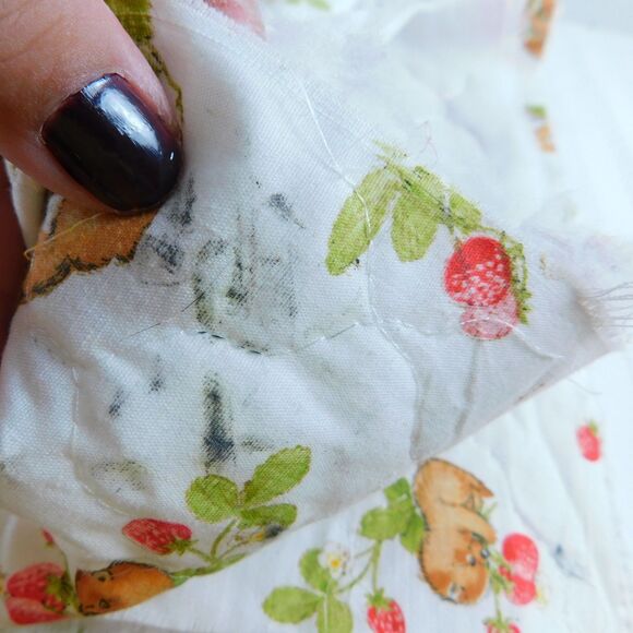 VTG 70s Quilted FABRIC 41x41 Strawberries Critters Squirrels Cotton/Poly Blend - Picture 8 of 9